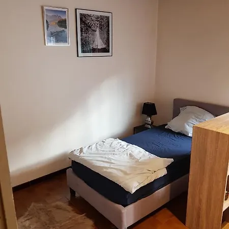Grand Dans Prive Avec Cuisine Et Salle De Bain Separe Un Parking Gratuit Et Magnifique Vue Sur Les Montagness